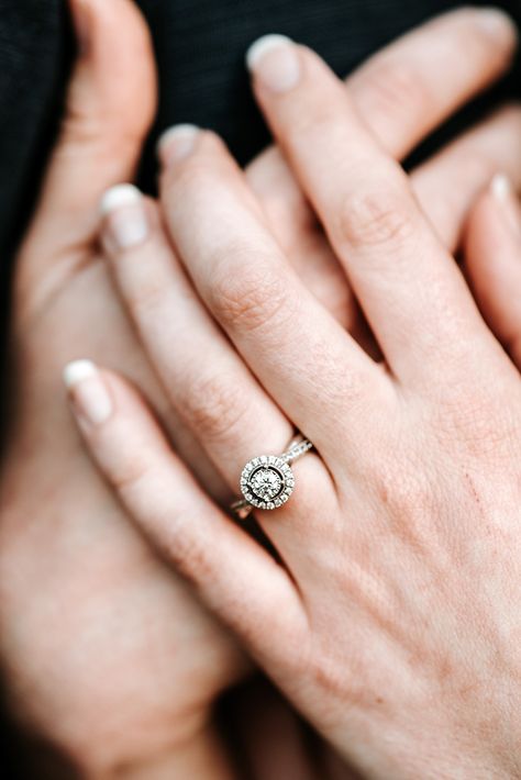 Trendy Engagement Rings, Couple Ring Design, Diamond Rings Design, Trending Engagement Rings, Ring Trends, Round Engagement Rings, Gold Rings Fashion, Best Engagement Rings, Gold Ring Designs