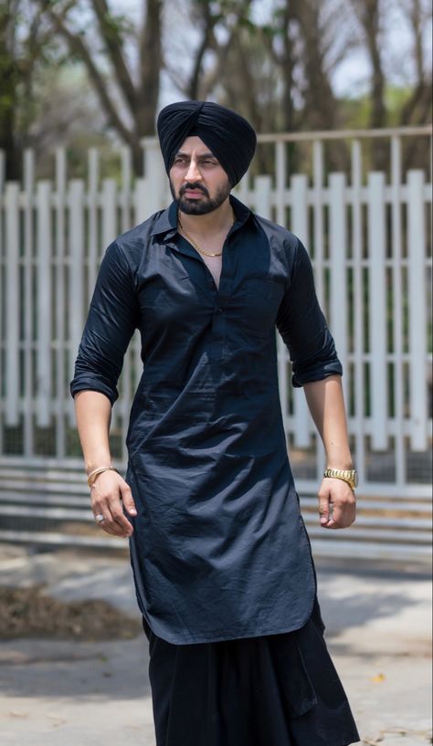 #kurta #fashion #sardar #turban #model #wedding Punjabi Look, Kurta Fashion, Model Wedding, Punjabi Models, Black Kurta, Mens Kurta Designs, Turban Style, Futuristic Fashion, Model Look