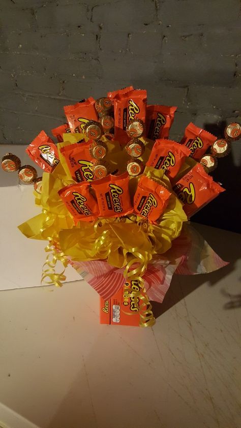 Reeses Bouquet Diy, Reeses Flower Bouquet, Reese’s Bouquet, Reeses Bouquet, Graduation Candy Bouquet, Bf Valentines Gift, Tricky Tray, Candy Bar Bouquet, Sunshine Box