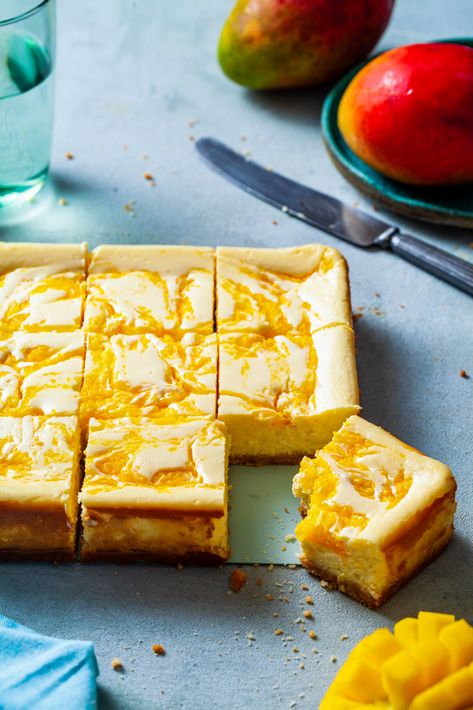 Mango Cheesecake Bars. Rich and creamy with a sweet mango striped throughout and a coconut cookie crust #mango #cheesecake Recipes Easy Dessert, Mango Recipe, Mango Dessert Recipes, Mango Cheesecake, Mango Dessert, Mango Margarita, Dessert Aux Fruits, Mango Recipes, Cheesecake Bars