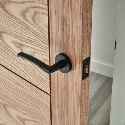 Howdens on Instagram: "Give your doors a stylish, modern matt black accent with our Newington rose handles. #Howdens #InteriorDoor #Door #IHaveThisThingWithDoors…" Black Interior Door, Black Door Knobs, Internal Door Handles, Inexpensive Decor, Doors Modern, Bungalow Renovation, Black Door Handles, Chrome Door Handles, Internal Door