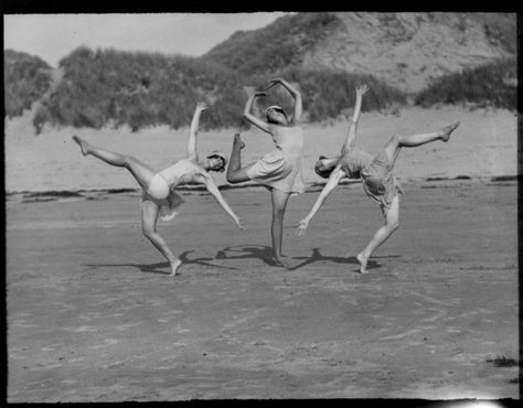 Alvin Langdon Coburn, British, b. United States 1882 – 1966 Miss... Interpretive Dance, Vintage Everyday, Three Graces, Abstract Photographs, Figure Poses, Dance Photos, Modern Dance, Dance Photography, Bring Back