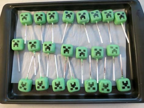 Diy Minecraft Cupcakes, Minecraft Dessert Ideas, Mindcraft Cakes Birthday Boys, Minecraft Cupcake Ideas, Minecraft Desserts, Minecraft Treats, Minecraft Cake Pops, Minecraft Torte, Minecraft Creeper Cake