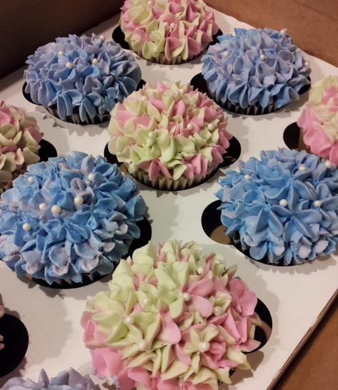 Beer Themed Wedding, Hydrangea Cupcakes, Cupcake Flower Bouquets, Cupcake Videos, Cupcake Queen, Cupcake Photos, Cupcake Cake Designs, Floral Cupcakes, Cake Decorating Piping