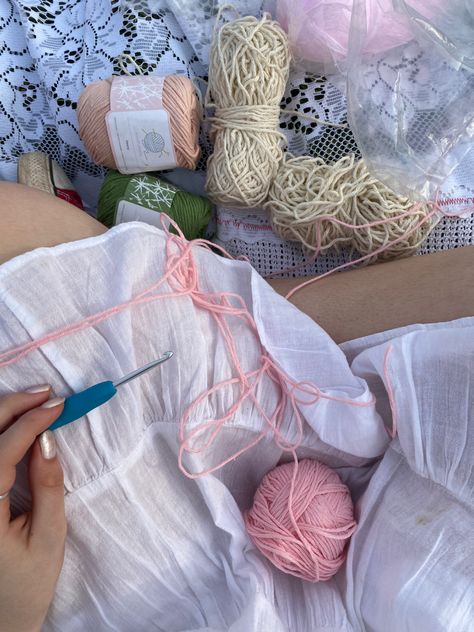 Crochet Picnic, Lovegood Aesthetic, Luna Lovegood Aesthetic, Aesthetic Harry Potter, Crochet Aesthetic, Aesthetic Crochet, Crochet Girls, Jk Rowling, Harry Potter Aesthetic