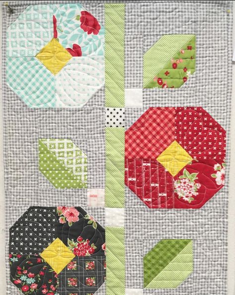 Hollyhocks table runner - can make baby floor quilt Floral Quilts, Flower Quilt Patterns, Patchwork Quilting Designs, Vintage Quilts Patterns, Quilted Wall Hanging, Basic Quilt, Spring Quilts, Flower Quilts, Lori Holt