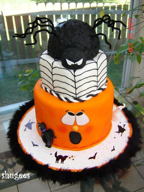 Pumkin & Spider... Scared Pumpkin, Halloween Pumpkin Cake, Halloween Torte, Pasteles Halloween, Pumpkin Bread Pudding, Pumpkin Bread Easy, Haunted Halloween, Gateaux Cake, Halloween Cake