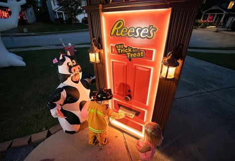 With trick-or-treating canceled in some areas, brands broke out their kookiest Halloween experiential marketing programs to help consumers celebrate. Halloween Soundtrack, Candy Delivery, Candy Bucket, Candy Dispenser, Experiential Marketing, Sour Patch Kids, Reeses Peanut Butter Cups, Event Activities, Halloween Door