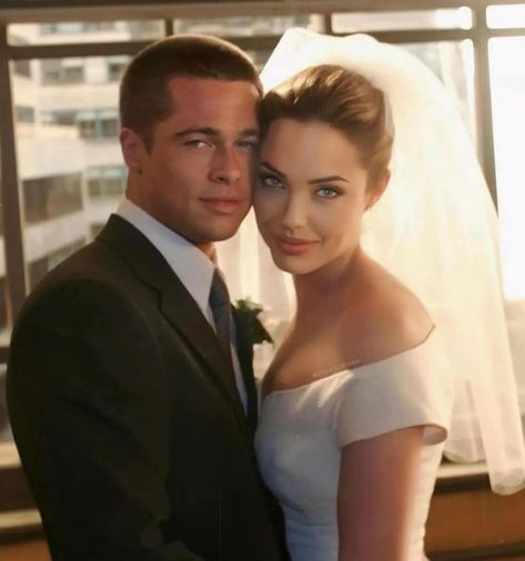 ➖ @rbitalia Angelina Jolie and Brad Pitt wedding day ♥️ What’s your favourite picture? Brad And Angelina Wedding, Brad Pitt Wedding, Angelina Jolie Wedding, Bradley Pitt, Photo Romance, Brad And Angelina, Brad Pitt And Angelina Jolie, Golden Globes, Angelina Jolie