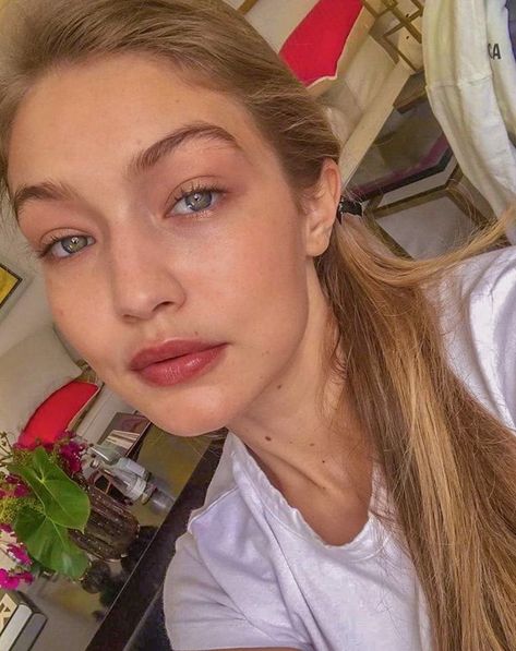 Gigi Hadid Selfie, Celebrity Diets Plan, Kardashian Diet, Gigi Hadid Hair, Gigi Hadid Beauty, Celebrity Diets, Hadid Sisters, Beauty Habits, Becoming A Model