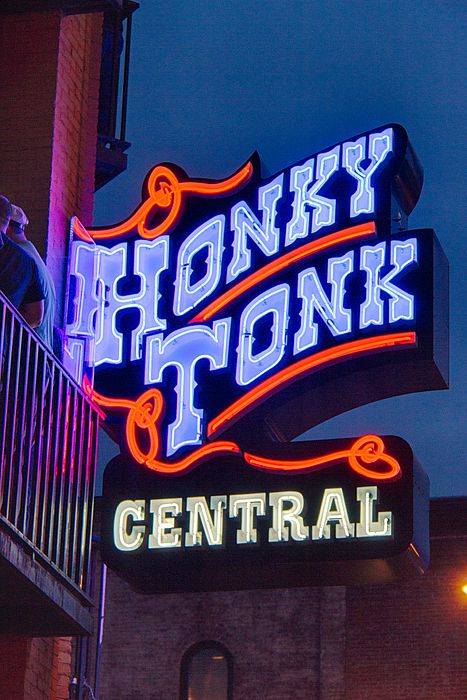 Nashville honky tonk central Western Aesthetic Wallpaper, Country Backgrounds, Western Photo, Cowboy Aesthetic, Western Photography, Western Wall Art, Vintage Neon Signs, Western Aesthetic, Retro Sign