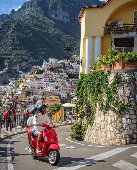 Italia ✦ SUPER ITALY ✦ 🇮🇹 on Instagram: “Positano, la perla della costiera amalfitana 🍋💛🍋💛🍋 📷 & 🎥 @andiamoconnoi_ @brigc @outsideboxx @carolaferrante25 @tara___h…” Vespa Gts 300, Postcards From Italy, All About Italy, Vespa Vintage, Italy Aesthetic, Travel Time, Beautiful Places To Travel, Positano, Amalfi Coast