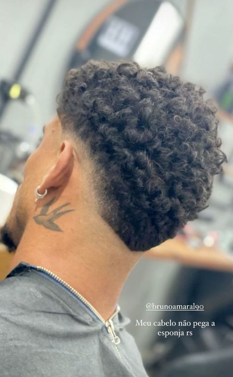 Burst Fade Curly Hair Men, Small Taper Fade, Mixed Mens Haircut, Burst Taper Curly Hair, V Fade Haircut Men, Curly Haircut Man, Blowout Taper Black Men, Taper Men, Fades For Curly Hair