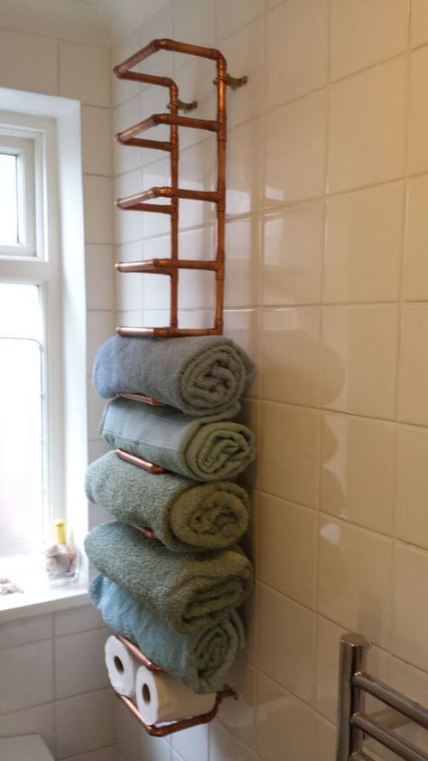 there are lots of pipes in a bathroom: add some more with this DIY towel holder Pipe Towel Rack, Diy Bathroom Storage Ideas, Bathroom Storage Hacks, Bathroom Towel Storage, Koti Diy, Diy Towels, Diy Bathroom Storage, Bathroom Storage Solutions, Bad Inspiration