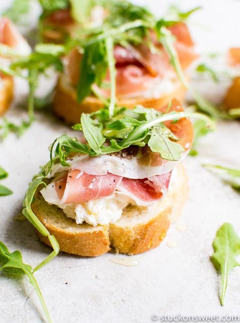 Prosciutto Crostini with Ricotta, Arugula and Honey Crostini With Ricotta, Pear Crostini, Prosciutto Crostini, Sweet Appetizers, Prosciutto Appetizer, Ricotta Crostini, Crostini Appetizers, Gluten Free Puff Pastry, Italian Meats