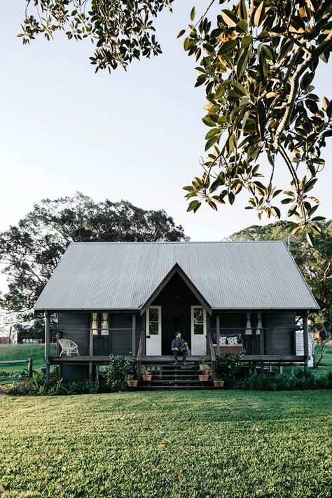 Dark Home Exterior, Cottage Dark, Australian Country Houses, Exterior Paint Colours, Country Style Magazine, Australian Country, House Country, Country Cottage Decor, Red Brick House