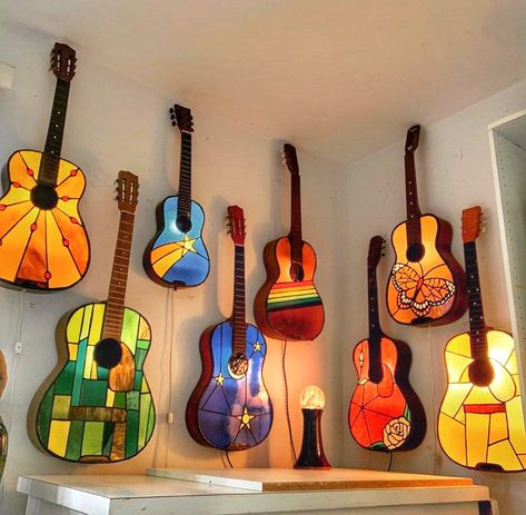 Guitar Art Project, Guitar Lamp, Painted Ukulele, Stained Glass Kits, Diy Stained Glass Window, Guitar Painting, Glass Diy, Stained Glass Diy, Stained Glass Lamps