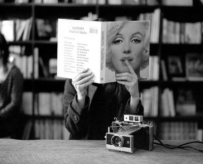 <3 People Reading, Norma Jeane, Woman Reading, Reading A Book, Foto Art, Diy Photo, Land Art, The Visitors, Facebook Cover