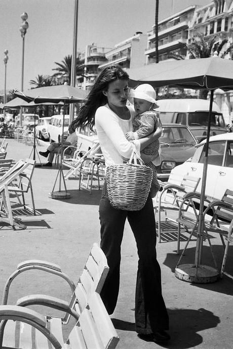 Jane Birkin Style, Pregnant Outfit, Serge Gainsbourg, Charlotte Gainsbourg, Stylish Mom, Fashion Articles, Jane Birkin, French Chic, Kate Moss