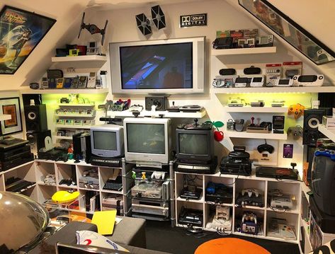 Retro Gaming Setup, Video Game Organization, Games Room Inspiration, Retro Games Room, Game Setup, Setup Gamer, Desk Setups, Game Organization, Vintage Television