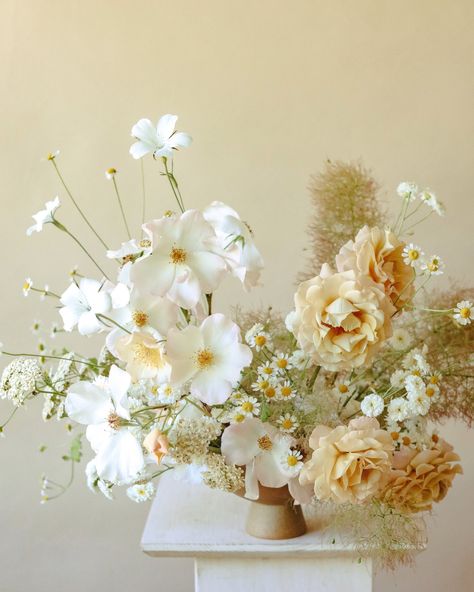 Cream Centerpieces Wedding, Neutral Spring Bridal Bouquet, Colorful Wedding Arrangements, Golden Wedding Flowers, Chamomile Floral Arrangement, White And Gold Wedding Florals, Vintage Table Arrangements, Unique White Flowers, White Rose Centrepiece Wedding