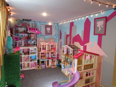 Barbie House Organization Ideas, Barbie Playroom Ideas, Barbie Doll Organization Ideas, Barbie Storage Ideas Organizations, Barbie Play Area, Barbie Playroom, Barbie Organization Ideas, Barbie Storage Ideas, Barbie Storage