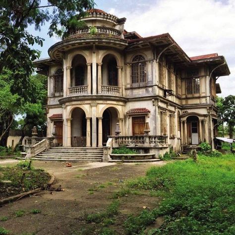 Old Mexican House, Philippine Architecture, Filipino House, Filipino Architecture, Mexican House, Iloilo City, Philippine Houses, Colonial Mansion, Old Abandoned Houses