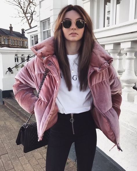 velvet puff jacket Beautiful Dresses Elegant, Vinter Mode Outfits, Jacket Outfit, Cute Winter Outfits, Evening Dresses Elegant, Pink Jacket, Mode Inspo, Cozy Outfit, Casual Winter Outfits