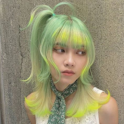 Like Green Hair, Yellow Green Hair, Green And White Hair, Lime Hair, Airy Hair, Queer Hair, Neon Green Hair, Two Color Hair, Green Hair Girl