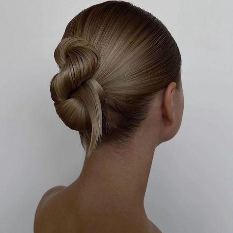 Elegant Messy Bun, Messy Bun Ideas, Bun Ideas, Hottest Haircuts, Runway Hair, Guest Hair, Braut Make-up, Hair Arrange, Wedding Hair Inspiration