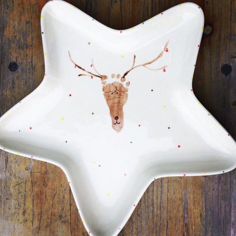 Star Plate Ceramic, Salt Dough Plate, Baby Pottery Painting Ideas Christmas, Baby Christmas Plate, Reindeer Footprint, Baby Art Crafts, Baby Christmas Crafts, Christmas Pottery, Painted Things