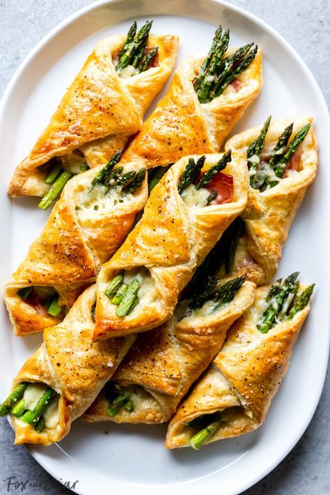 Asparagus Puff Pastry Bundles, Puff Pastry Bundles, Asparagus Puff Pastry, Hosting Easter, Prosciutto Asparagus, Brunch Easter, Easter Dishes, Easter Menu, Puff Pastry Recipes