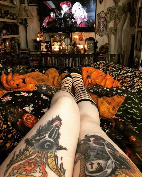 ammvnitixn: “Keen for hellaweeeeen (not actually me) ” Small Gothic Room Ideas, Gothic Halloween Wallpaper, Small Goth Bedroom, Halloween Home Aesthetic, Halloween Bedroom Aesthetic, Horror Room, Halloween Bedroom Decor, Gothic Bedroom, Halloween Bedroom