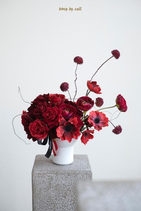 Dark Red Floral Arrangements, Red Floral Arrangements, Red Flower Arrangements, Wedding Flower Vase, Red Centerpieces, Monochrome Weddings, Red Anemone, Valentine Bouquet, Red Wedding Flowers