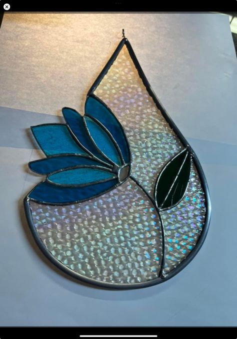 Stained Glass Teardrop, Beginner Stained Glass Projects Simple, Stainglass Design, Diy Stained Glass Window, Stained Glass Flower, Stained Glass Quilt, Stained Glass Patterns Free, Stained Glass Butterfly, Glass Art Projects