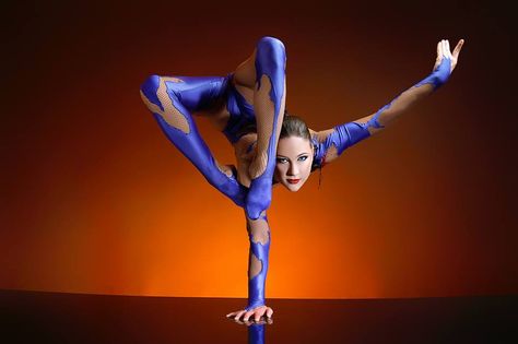 One of my favorite contortionists, Svetlana Belova Contortionist Poses Flexibility, Circus Gymnastics, Figure Drawing Practice, Gesture Drawing Poses, Flexibility Yoga, Art Ballet, Dance Photography Poses, Male Ballet Dancers, Dream Dream