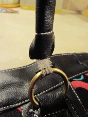 Closeup of purse strap. Diy Purse Strap Repair, Diy Purse Strap, Clean Leather Purse, Handbag Repair, Cheap Purses, Gucci Purses, Popular Handbags, Best Purses, Diy Handbag