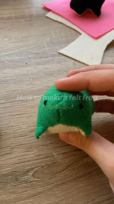 How To Make Felt Frogs, Sowing Cute Things, Frog Felt Plush, Frog Fabric Pattern, Scrap Fabric Plushies, Easy Sewing Plush, How To Make Frog Plush, Felt Frog Diy, Kawaii Felt Diy