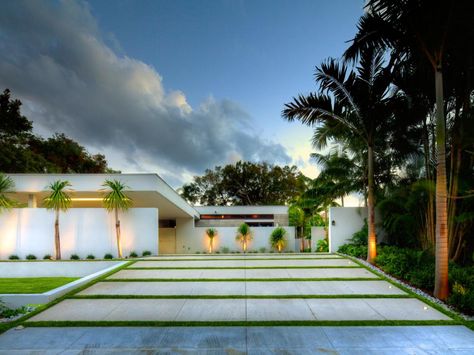 Try one of these ideas for refreshing your driveway's foundation or enhancing a new entryway. Cantilever Architecture, Grass Driveway, Modern Driveway, Driveway Entrance, Driveway Design, Driveway Landscaping, Modern Landscape Design, Concrete Driveways, Casa Exterior