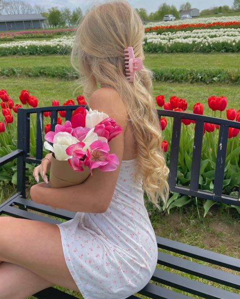 Floral Summer Photoshoot, Flower Pic Ideas, Flower Garden Pictures Instagram, Carlsbad Flower Fields Photoshoot, Flower Feild Pics Aesthetic, Poses Holding Flowers, Poses With Flowers Instagram, Poses With Flowers Bouquets, Flower Feild Pics