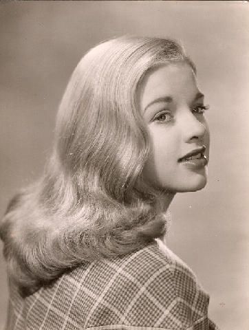 1940s Hairstyles For Long Hair, Diana Dors, 1940s Hairstyles, Vintage Hollywood Glamour, Pictures Quotes, Old Hollywood Stars, Actrices Hollywood, Blonde Bombshell, Old Hollywood Glamour