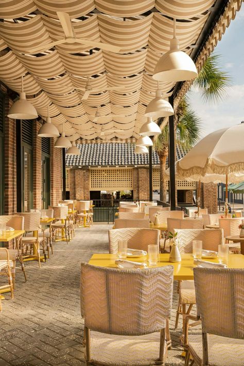 Coastal Restaurant, Rooftop Restaurant Design, Outdoor Restaurant Design, Terrace Restaurant, Home Design Magazines, Charleston Homes, Outdoor Cafe, Rooftop Restaurant, Outdoor Restaurant