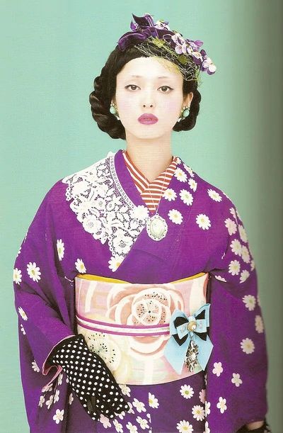 The term "Taisho Roman" refers to the cultural stylings of the Taisho Period of Japanese history (1912-1926), combined with the shortened form 'romantic'. An appropriate English translation might be "romantic vintage". In terms of wafuku, Taisho Roman often begins with Taisho-era kimono, or kimono that have similar visual cues, such as bright colors and/or large, bold designs. The kimono is then heavily accessorized with elements of Western fashion from the 1920s, and occassionally touches of th Taisho Roman Fashion, Taisho Roman, Kimono Modern, Purple Kimono, Taisho Era, Modern Kimono, Kimono Japan, Mode Kimono, Yukata Kimono