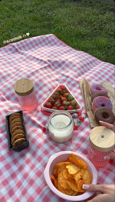 Picnic Date Outfits, Picnic Date Food, Picnic Pictures, Picnic Planning, Picnic Activities, Aesthetic Picnic, Fall Picnic, Picnic Inspiration, Picnic Date