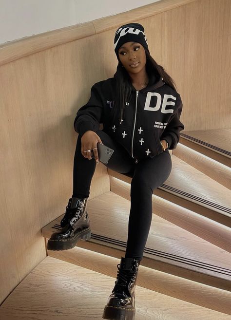 Autumn Outfits Concert, Dr Martens Outfit Baddie, Ankle Boots Outfit Black Women, Dr Martens Fall Outfit Women, Leather Jacket Outfits Black Women, Dr Martens Outfit Black Women, Dr Marten Outfits Women, Outfit Ideas With Doc Martens, Leather Jacket Outfit Black Women