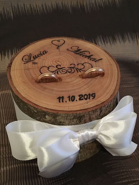 Pyrography Wedding Ideas, Wedding Pyrography, Ring Box Wedding Diy, Wood Pallet Crafts, Engagement Ring Platter, Wedding Ring Holder, Unique Wedding Cards, Wood Jewelery, Purple Wedding Theme