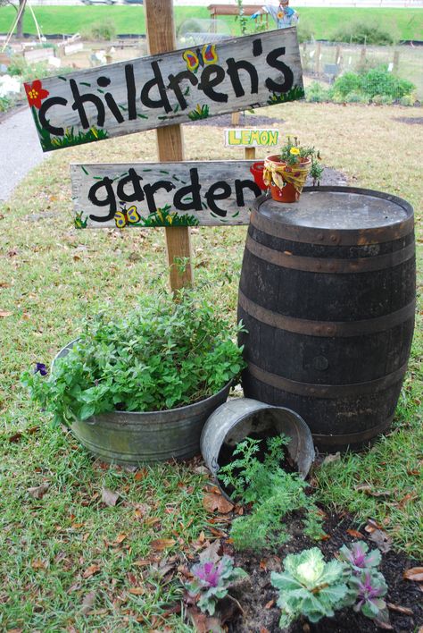 Helping Children to love the Garden * Give them a little garden space with easy to grow veggies, even have them help with a garden sign. Preschool Garden, Children's Garden, Starting A Garden, School Garden, Garden Club, Helping Children, Community Gardening, Garden Signs, Little Garden