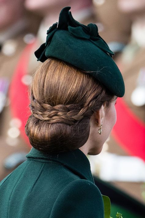 Short Updo Hairstyles, Green Mantle, Ducesa Kate, Viktoria Beckham, Royal Hairstyles, Irish Guards, Düşes Kate, Herzogin Von Cambridge, Looks Kate Middleton