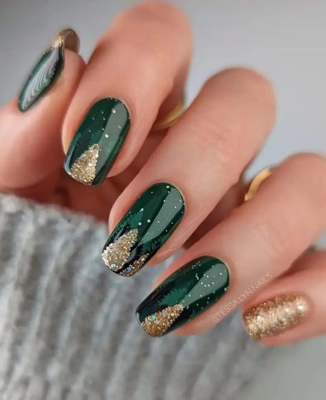 Gold Christmas Nails, Green And Gold Nails, Classy Winter Nails, Pink Blue Nails, Gold Accent Nail, Gold Nail Designs, Green Nail Designs, Christmas Nails Easy, Cute Christmas Nails