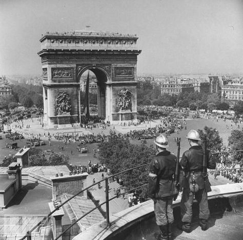 Liberation of Paris by the Allies Paris Monuments, Liberation Of Paris, Classic Pictures, Old Paris, Battle Of Britain, Germany And Italy, Time Life, Vintage Paris, Life Pictures